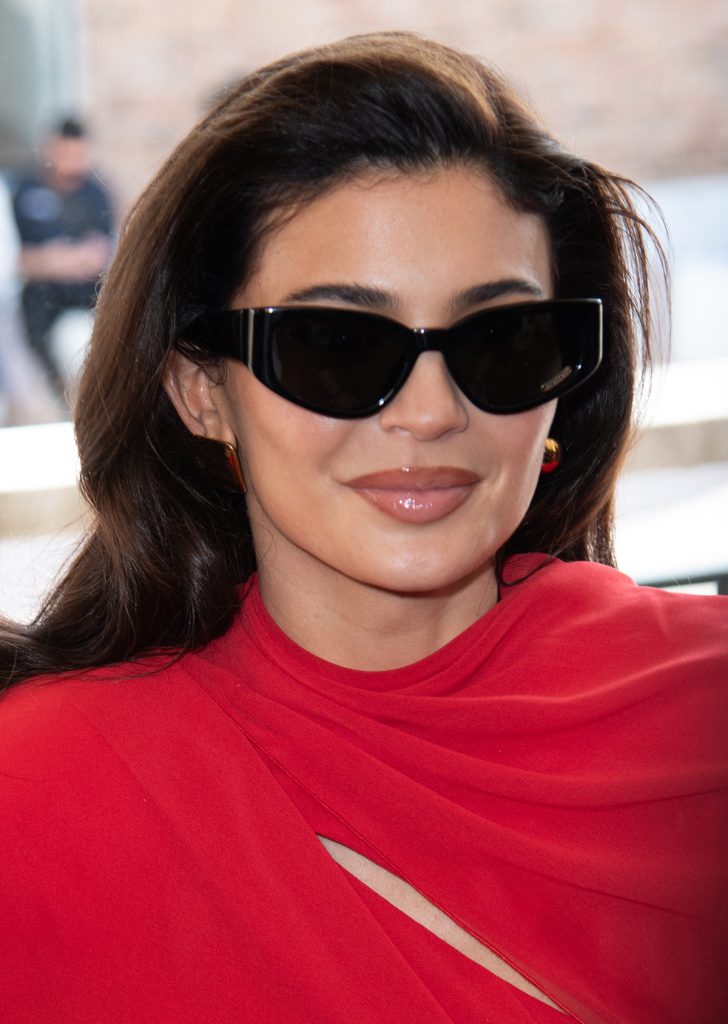 Kylie Jenner Embraces Season's Red Trend at Les Sculptures Jacquemus ...