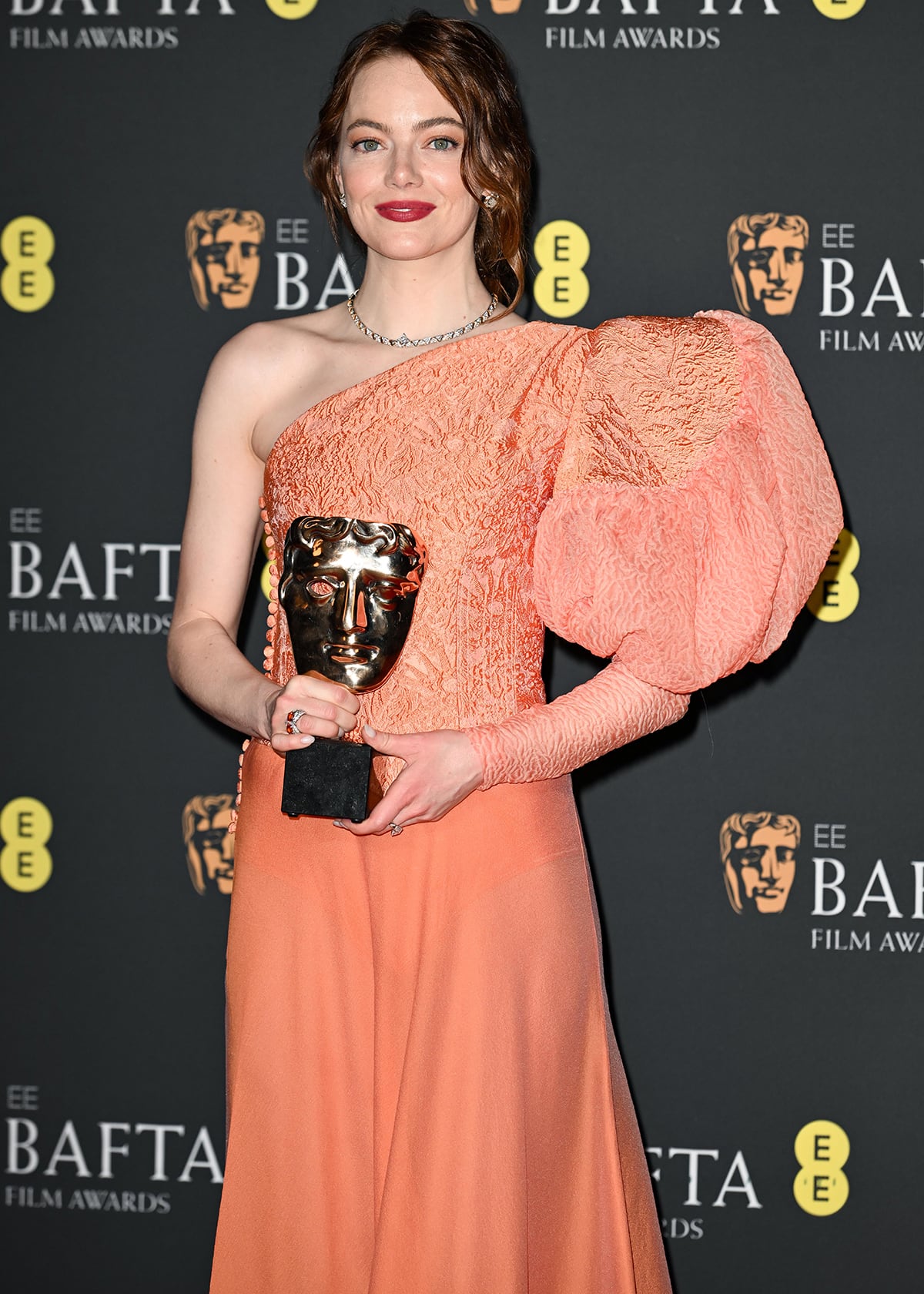 Emma Stone pays tribute to her mom as she accepts her BAFTA Best Actress award