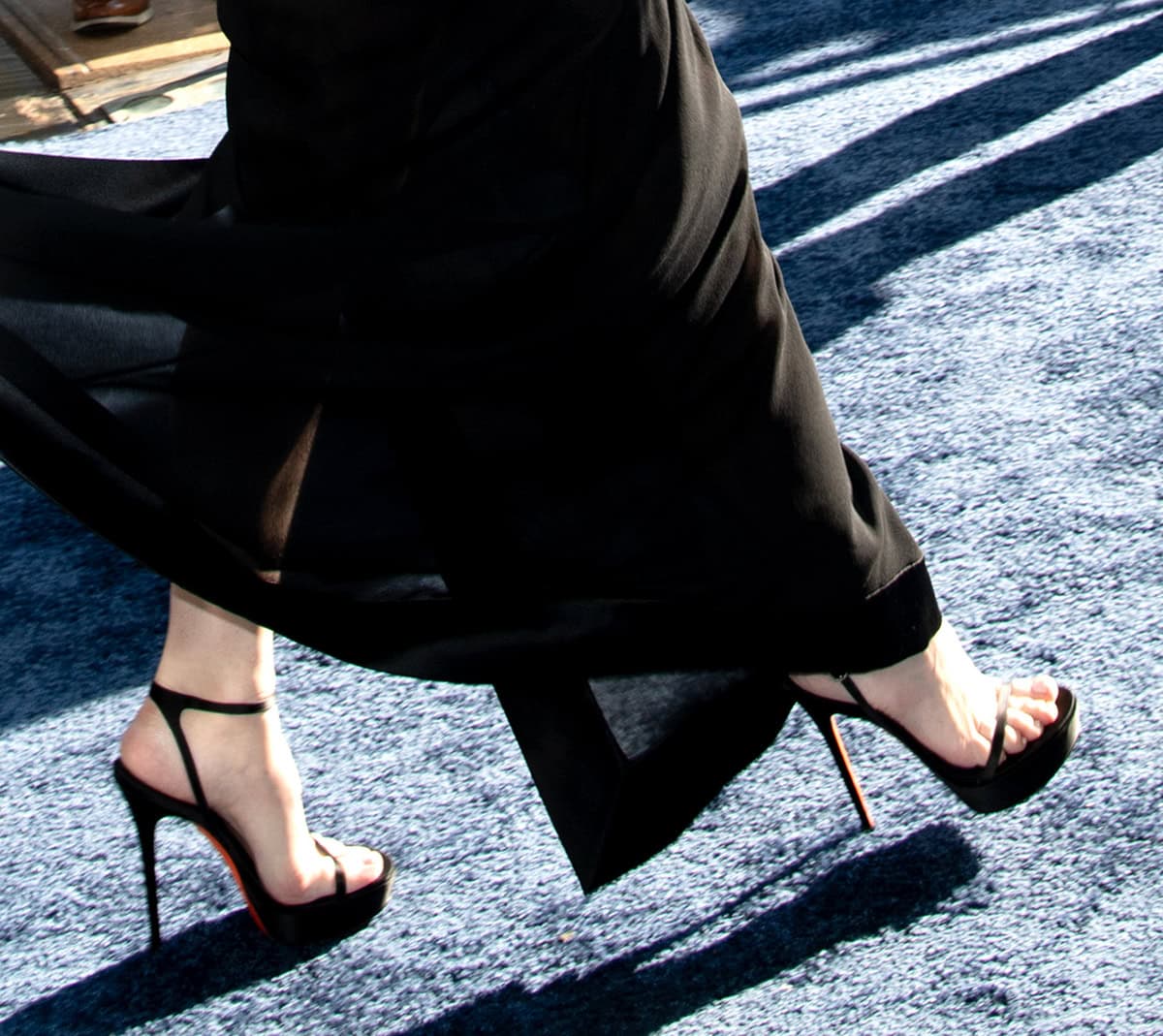 Rachel McAdams pairs her black Givenchy dress with black Santoni double-buckle sandals, boosting her 5'4" height