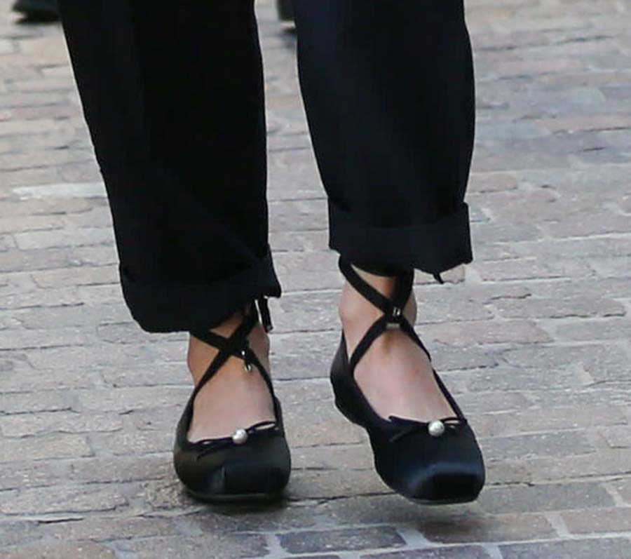 Jennifer Lopez ditches her usual heels for a comfy pair of strappy black Dior "D-Joy" ballet flats