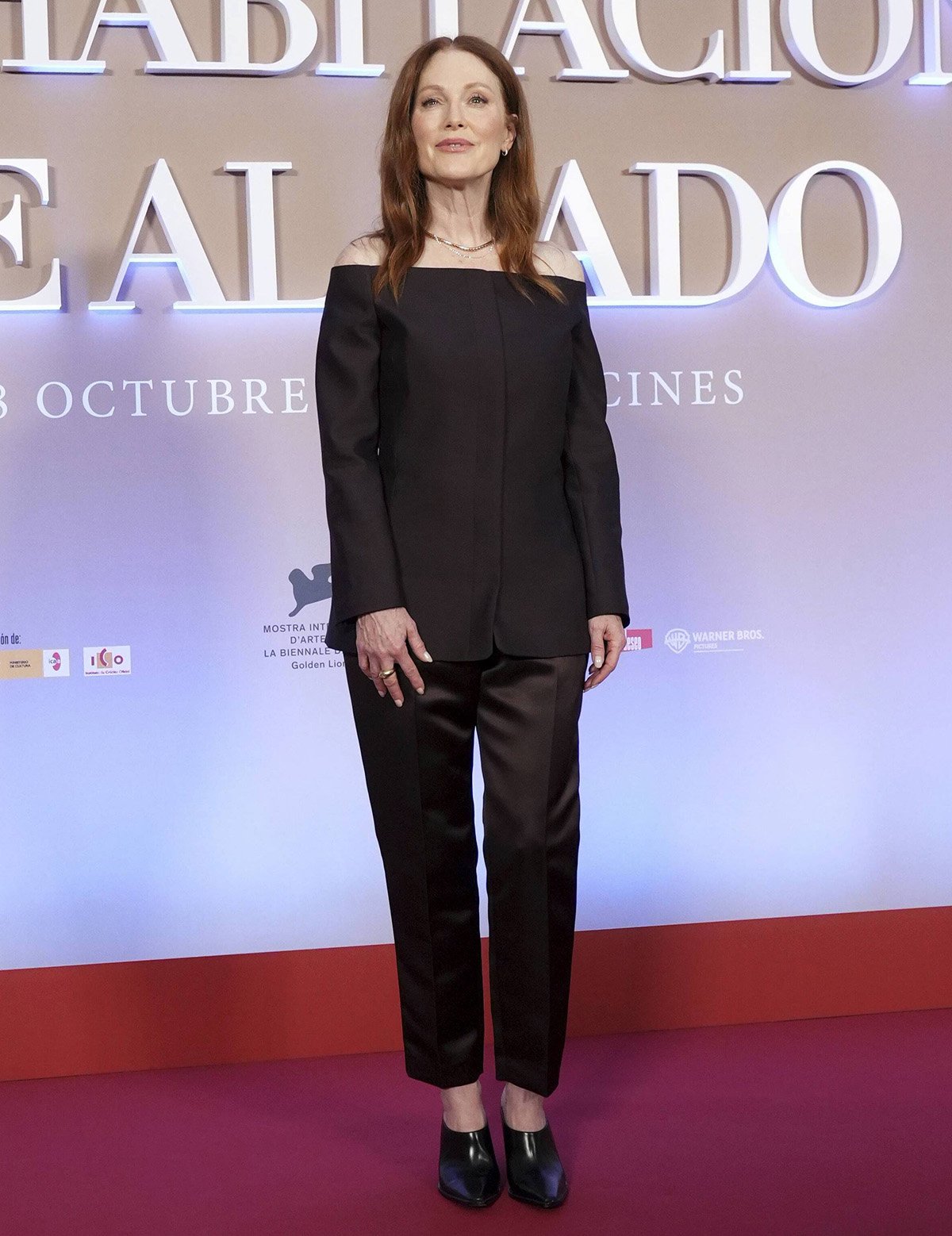 Julianne Moore dons a minimalist but edgy Attersee ensemble featuring the Cecily off-the-shoulder jacket and matching cigarette trousers