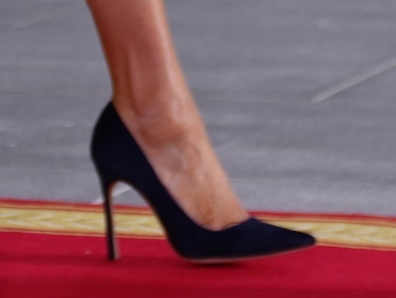 Melania Trump finds her Manolo Blahnik BB pumps uncomfortable during Donald Trump's inauguration