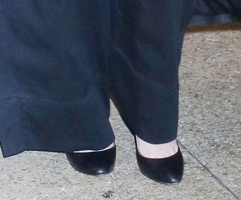 Debra Messing keeps her shoes simple, pairing her intricate dress with classic almond-toe pumps