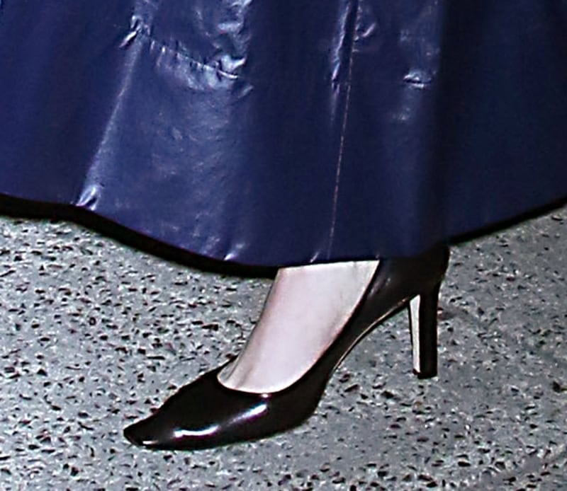 Elizabeth Olsen wears basic black pumps with thick heels and square toes