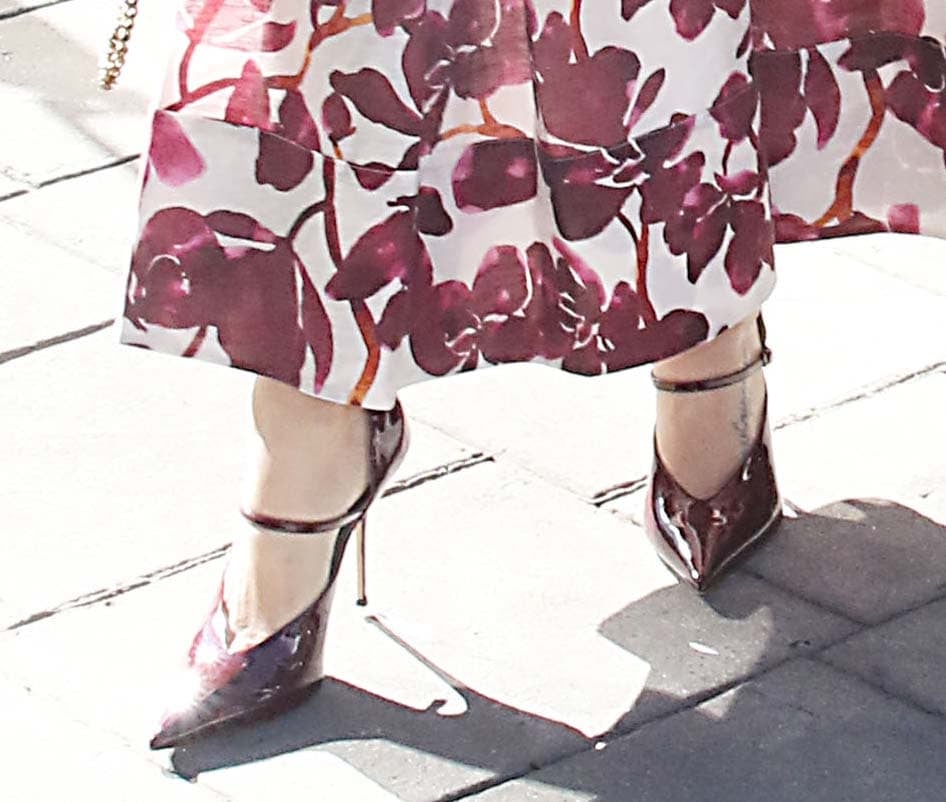 Jenna Dewan creates a lovely cohesive look by pairing her orchid-printed dress with burgundy Mary Jane stiletto pumps